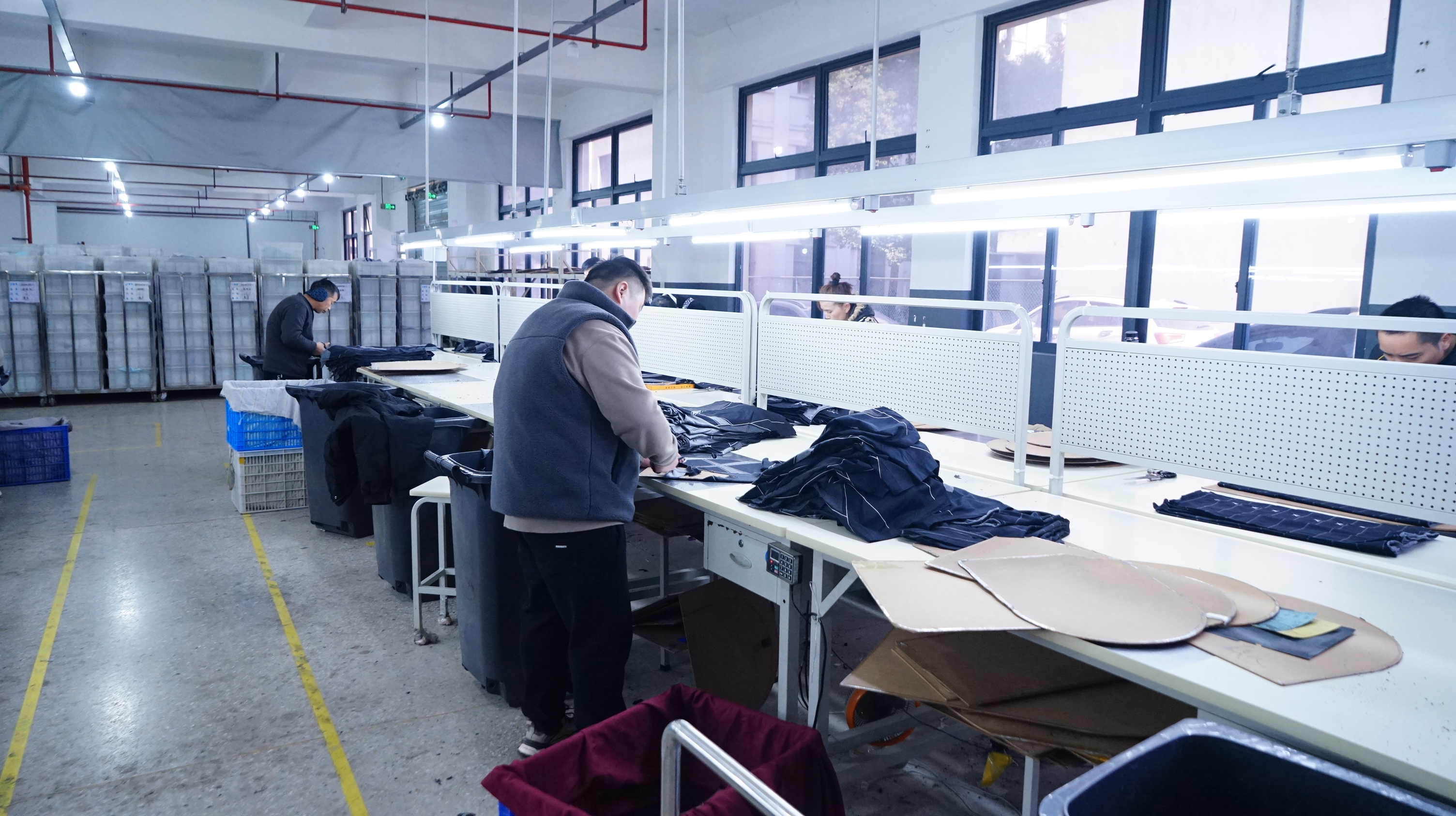 Designer_Explaining_Fabric_Quality